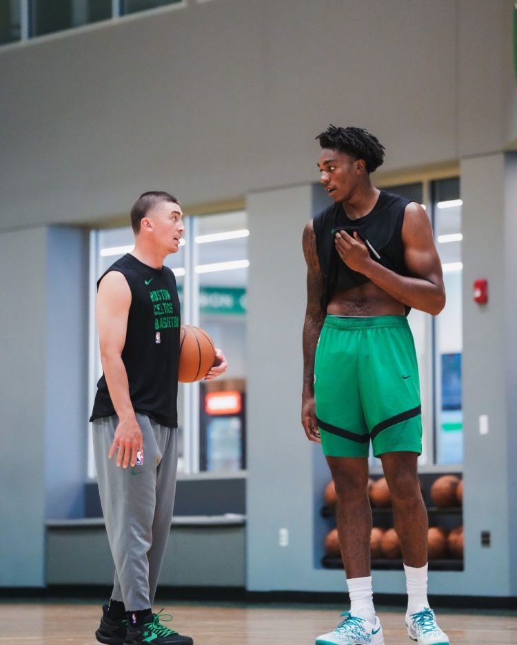 开云体育网页版-绿军官方晒训练照：普理查德&amp;新援安芬尼-西蒙斯在列